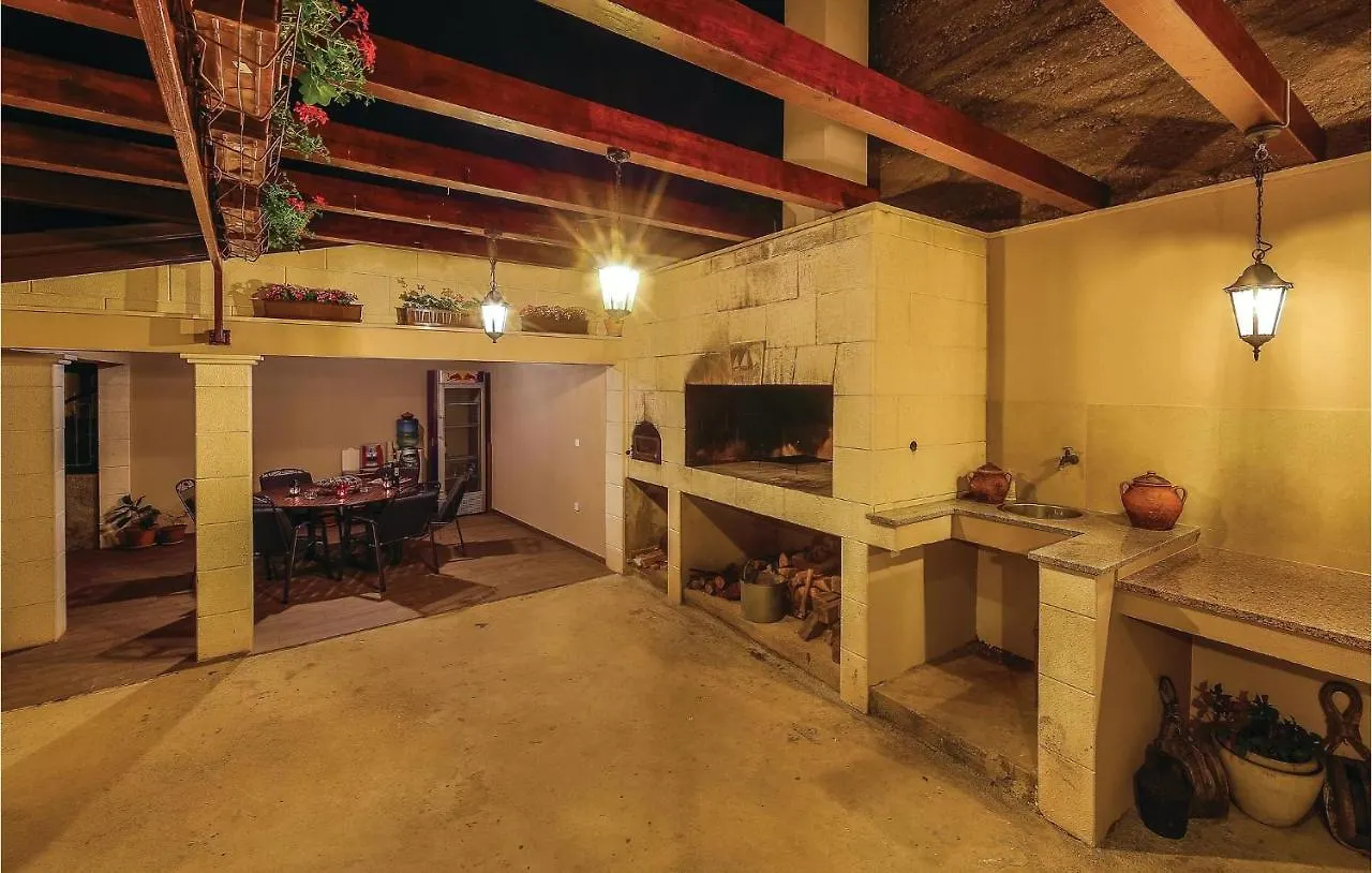 1 Bedroom Stunning Apartment In Kastel Gomilica Kastela