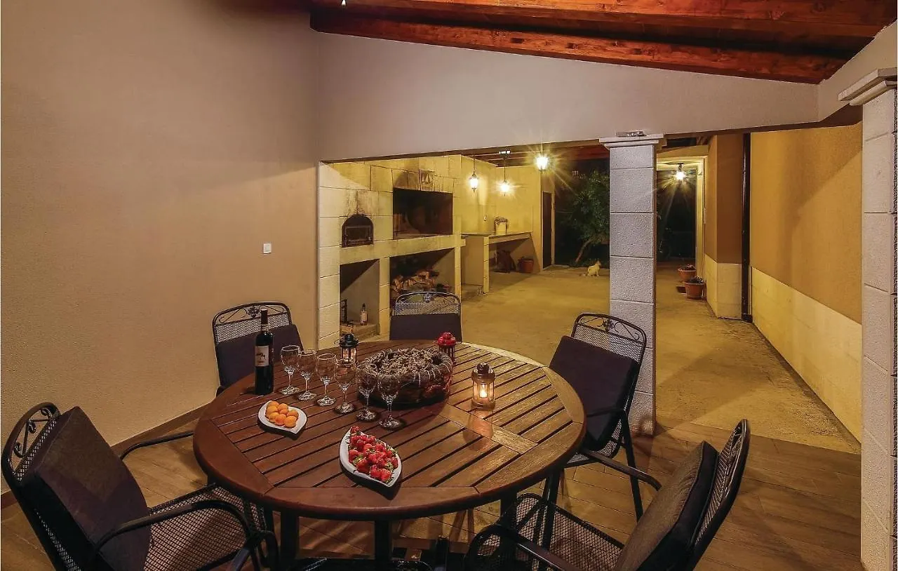 1 Bedroom Stunning Apartment In Kastel Gomilica Kastela
